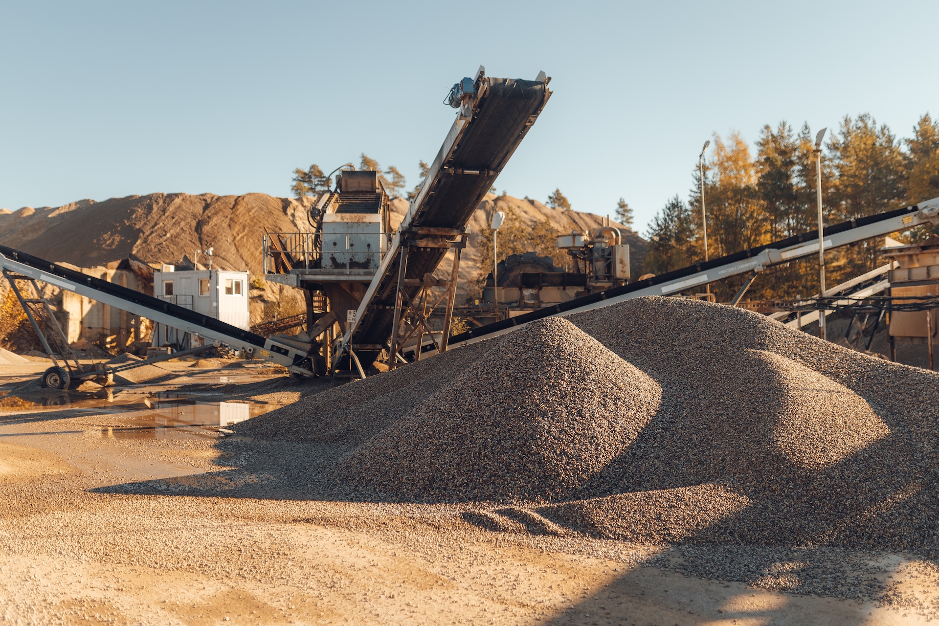 SIA “Ceļu būvniecības sabiedrība “Igate”” piedāvā iegādāties tās iegūtos un ražotos minerālmateriālus: